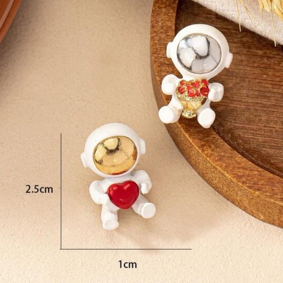 Astronaut Heart & Roses Stud Earrings - Picture 2 of 3